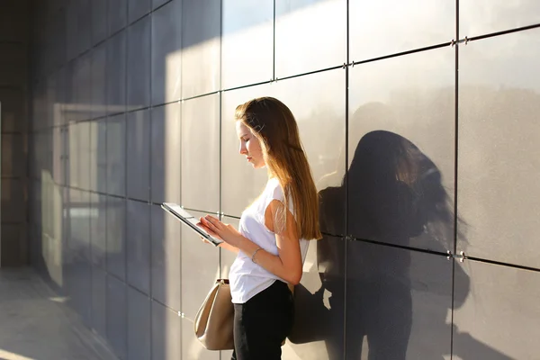 Mujer tableta de navegación en el centro de negocios — Foto de Stock