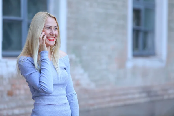 Frauengespräche auf dem Handy und Porträt im Smiling-Stil — Stockfoto