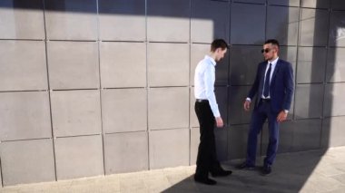 Yakın merkezi ofis üç kişi tartışırken konuşurken ayakta iş takım