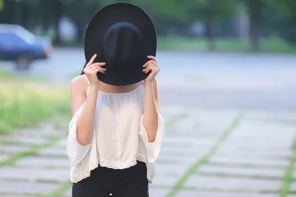 Aziatische zomer hoed mooi meisje glimlach — Stockfoto