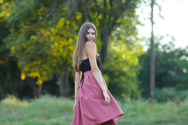 Jovem menina bonita mostra emoções prazer prazer felicidade — Fotografia de Stock