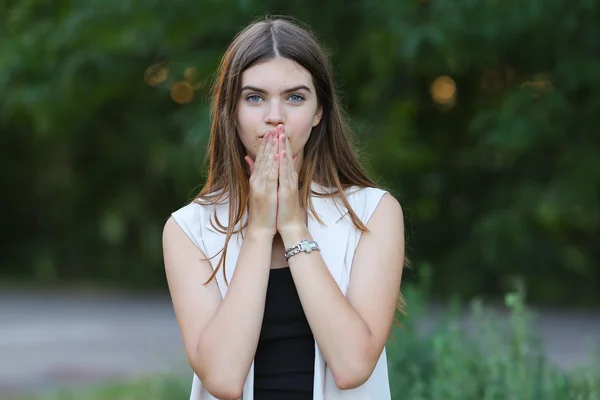 Young girl on nature shows emotions — Stock Photo, Image