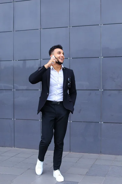 Красивый арабик говорит на смартфоне в бизнес-центре — стоковое фото
