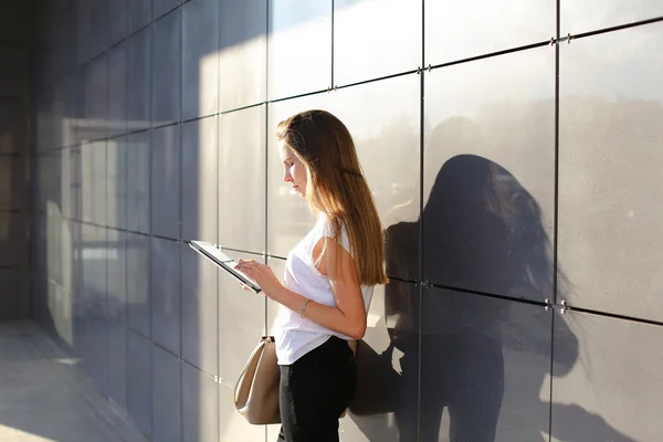 Mujer tableta de navegación en el centro de negocios — Foto de Stock