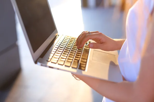 Mano de negocios mujer prensa touchpad teclado portátil — Foto de Stock