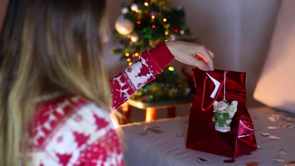 Woman Open Hold Show Gift Present, Lights Bokeh Background From Christmas Tree in Evening. — 图库视频影像