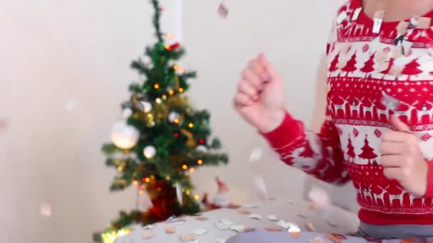 Joven niña danza manos en Bokeh Nochebuena luces árbol de año nuevo Confetti Navidad — Vídeos de Stock