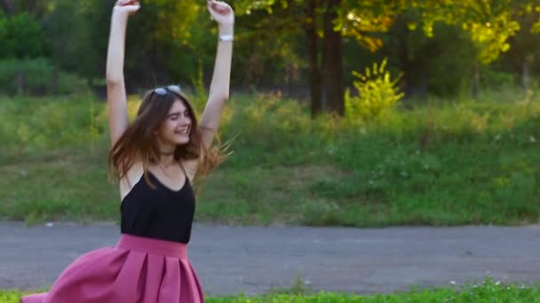 Genç güzel kız duygu zevk zevk mutluluk mutlu gösterir — Stok video