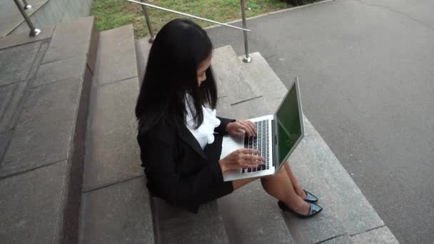 Jovem bela mulher de negócios fêmea menina retrato imprensa laptop teclado no fundo escadas edifício — Vídeo de Stock