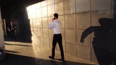 İş Ekibi Telefonda Konuşurken Meşgul Gölgeler Ile Merkez Ofis Yakın Shake Hands