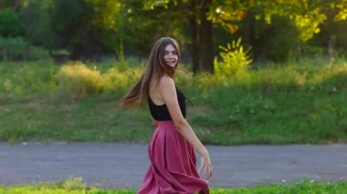 Genç güzel kız duygu zevk zevk mutluluk mutlu gösterir