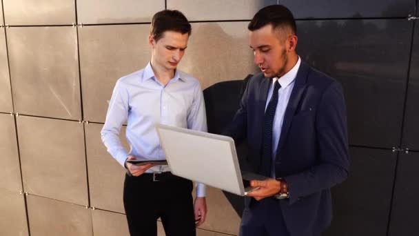 Business-Team-Mann im Gespräch diskutieren mit Laptop stehen in der Nähe von Center Office zwei Geschäftsmann — Stockvideo