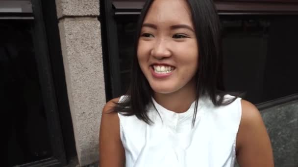 Junge schöne Geschäftsfrau weibliche Mädchen Porträt Blick auf Dokumente lachen lol Lächeln steht auf Hintergrund Bürogebäude im Freien — Stockvideo