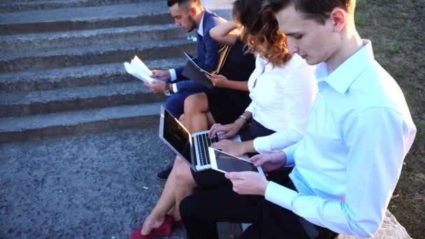 문서, 노트북, 태양에 대한 태블릿 기술과 센터 사무실 근처에 앉아 비즈니스 팀 — 비디오