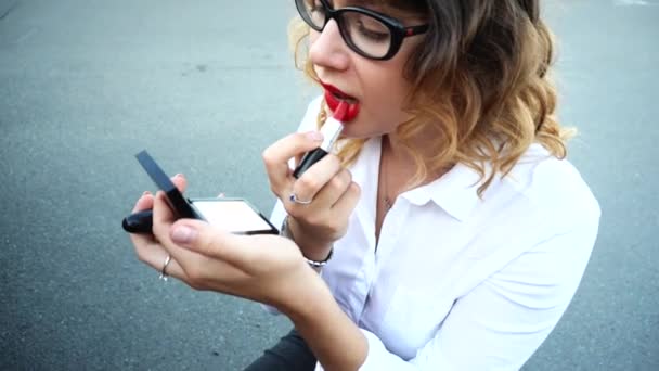 Mujer de negocios Rouge Grandes labios con lápiz labial rojo y espejo — Vídeos de Stock