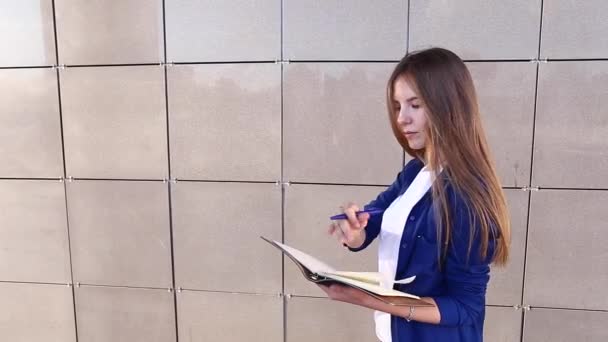 Estudante de Negócios Feminino Escreva Notas — Vídeo de Stock