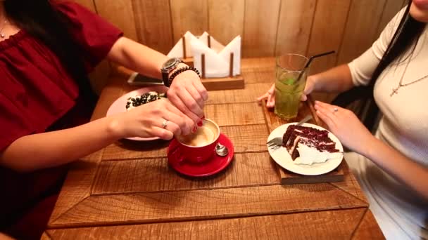 Bela fêmea coloca açúcar no café com amigo — Vídeo de Stock