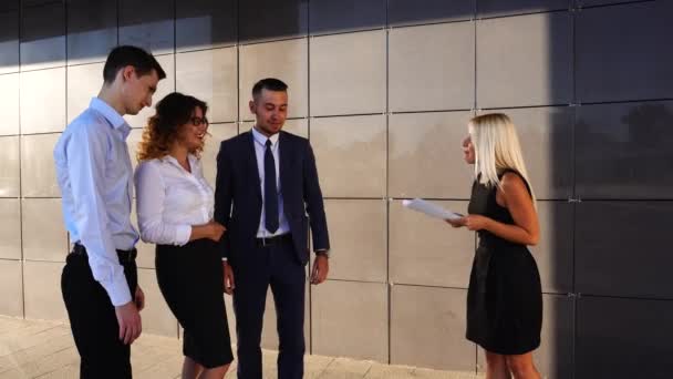 Business Team Boss subordina Discutere vicino al centro ufficio — Video Stock