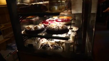 Tabak Vitrinde Cafe'de Meyve Tatlısı