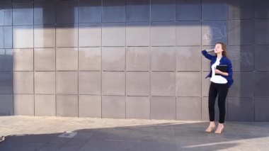 genç iş öğrenci yürüyüş kamera