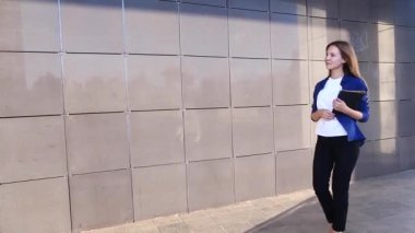 genç iş öğrenci yürüyüş kamera