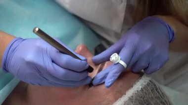 Yordam hasta berabere kaşları Mikrobleyding istemci kalıcı dövme, kaş yeniden yapılanma, mikro pigmentasyon el Şevval Özçelik Güzellik yapar