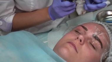 Şevval Özçelik Güzellik yordamı hasta berabere kaşları Mikrobleyding istemci kalıcı dövme, kaş imar, mikro pigmentasyon yapar