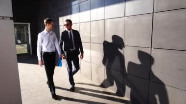 Merkez Ofisin Yakınındaki Gölgelerle Yürüyen İş Ekibi