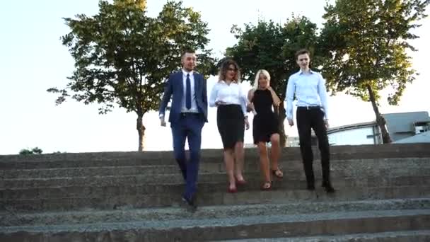 Business team Walking nedervåningen nära Center Office Smile porträtt — Stockvideo