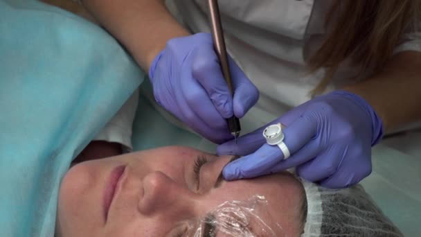Αισθητικός κάνει διαδικασία ασθενής αντλεί τα φρύδια Mikrobleyding πελάτη μόνιμο τατουάζ, φρυδιού, μικρο μελάγχρωση — Αρχείο Βίντεο