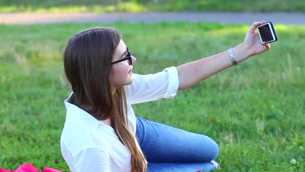 Feminino com óculos e fones de ouvido faz Selfie — Vídeo de Stock