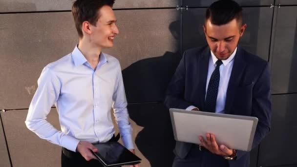 Бизнес-команда беседует с ноутбуком, стоящим рядом с офисом 2 Бизнесмен — стоковое видео