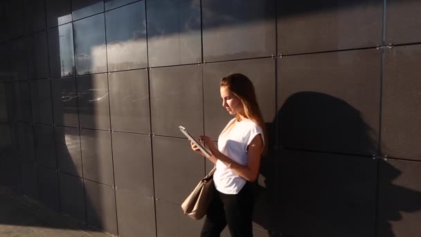 Frau mit der Hand berührt Browser-Tablet im Business Center — Stockvideo