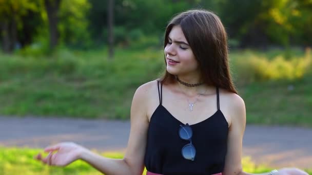 Menina bonita jovem mostra emoções Missunderstanding — Vídeo de Stock