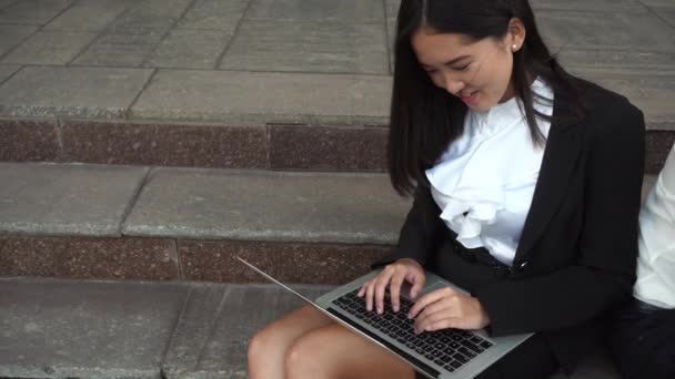 Junge schöne Geschäftsfrau weiblich Mädchen Porträt Presse Laptop-Tastatur auf Hintergrund Treppe Gebäude — Stockvideo