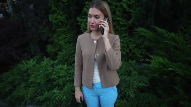 Νέοι όμορφη ξανθιά θηλυκό μιλώντας στο τηλέφωνο θυμωμένοι, αγανακτισμένοι, εκφράζεται αξίωση — Αρχείο Βίντεο