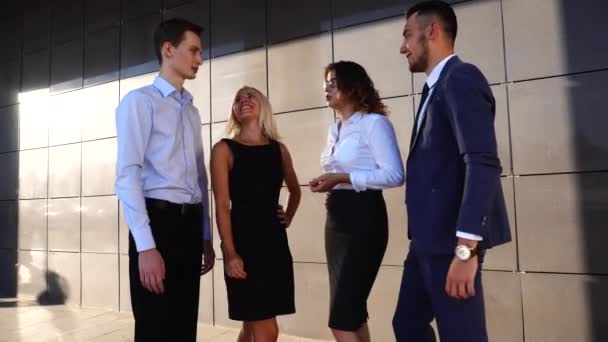 Équipe d'affaires debout près du bureau du centre avec des documents — Video