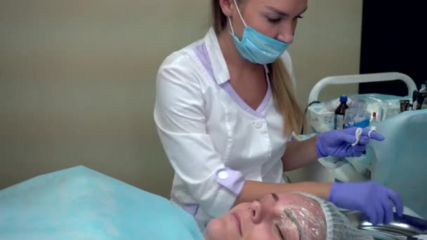 Косметичка робить процедура пацієнта нічиїх брови Mikrobleyding клієнт постійні татуювання, брови реконструкції, мікро пігментація — стокове відео
