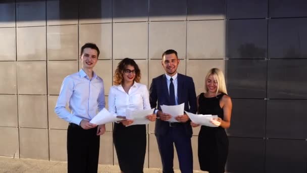 Happy Business Team vomir des documents papier près du bureau du centre — Video
