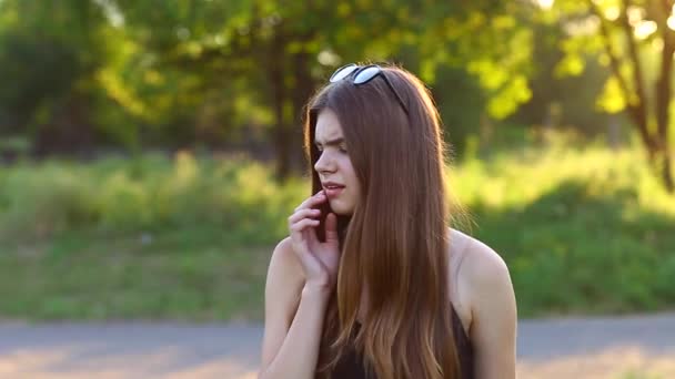 Молода красива дівчина показує емоції огида — стокове відео