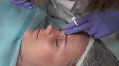 Şevval Özçelik Güzellik yordamı hasta berabere kaşları Mikrobleyding istemci kalıcı dövme, kaş imar, mikro pigmentasyon yapar