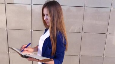 Kadın iş öğrenci yazmak aşağı notları