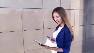 Kız İşletme Öğrencisi Güzel Notlar Yaz
