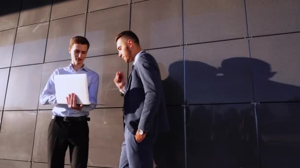 Homem de equipe de negócios conversando discutir com laptop de pé perto do centro escritório dois empresários — Vídeo de Stock