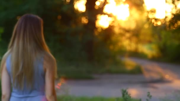 Frau geht mit braunen Haaren vor die Kamera — Stockvideo