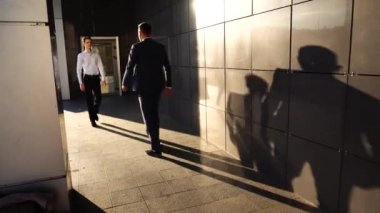 Gölgelerle Yürüyen İş Ekibi Merkez Ofisin Yakınında El Sıkışıyor