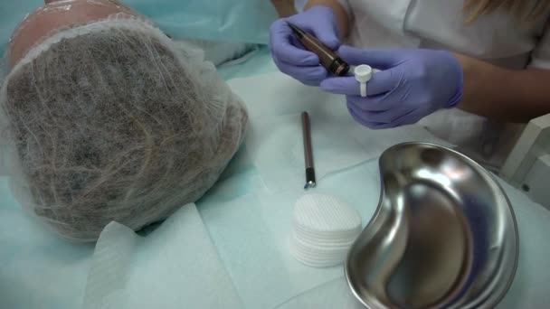 Esteticista hace procedimiento paciente dibuja cejas Mikrobleyding cliente permanente tatuaje, reconstrucción de cejas, pigmentación micro — Vídeos de Stock