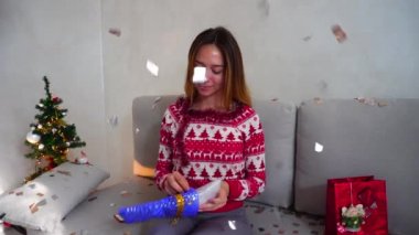 Genç kız portre gülümseme paketi mevcut her Noel ağacı Bokeh Noel arifesi ışıklar yeni yıl konfeti evde