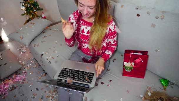 Menina Retrato Sorriso Conversa no laptop inteligente Skype na árvore de Natal Bokeh Xmas Eve Lights Ano Novo Confetti fundo em casa — Vídeo de Stock