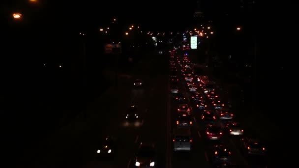 時間経過の車が路上で高速行きます。ライトは、橋からの眺め、夜に街を明るくします。 — ストック動画